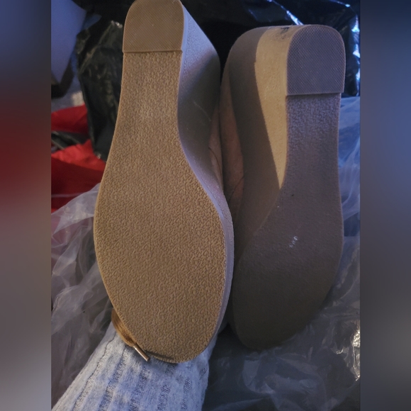 Very comfortable Tan suede wedge bootie. Sz 9 - Picture 2 of 4